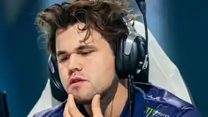 Aksi-Magnus-Carlsen-di-turnamen-catur-EWC-2025.jpg