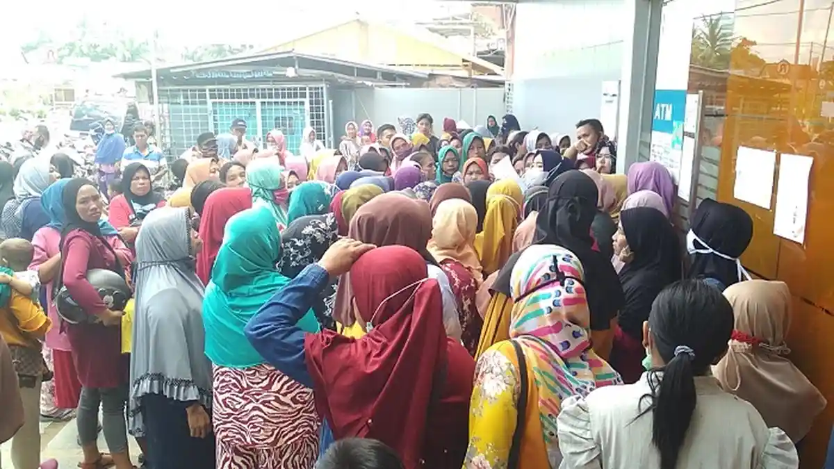 Emak-emak di Muratara Berdesakan Demi Bantuan PNM Mekar, Security Kewalahan