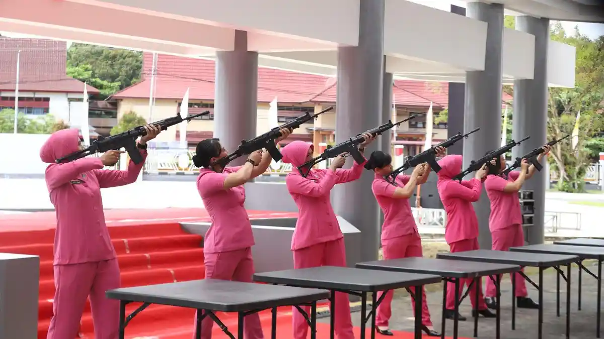 Bhayangkari Kapuas Hulu Tampilkan Atraksi Bongkar Pasang Senjata pada HUT Bhayangkara ke-80 - Tribunpontianak.co.id