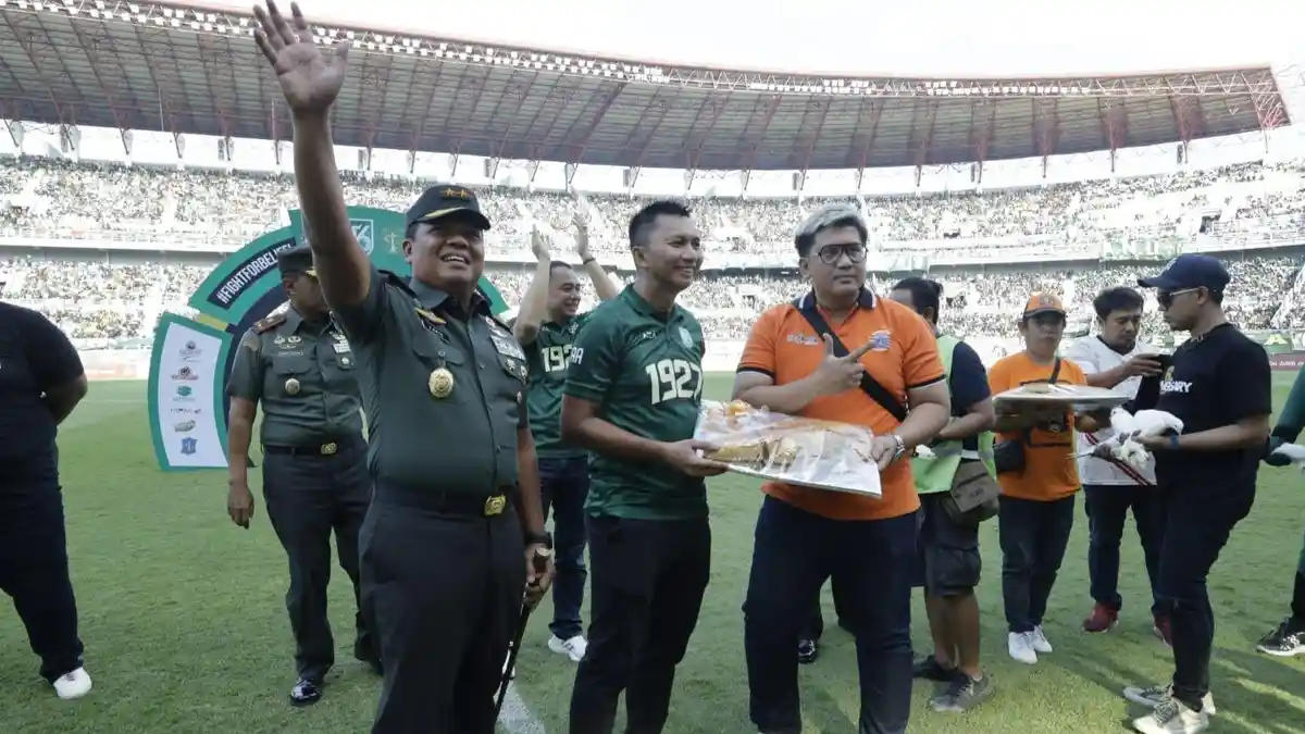 Pangdam Brawijaya 'Hangatkan' Hubungan Bonek dan Jakmania