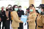 bupati-bolmong-yasti-soepredjo-mokoagow-ketika-menyerahkan-sk-kepada-sejumlah-asn-tahun-2020.jpg