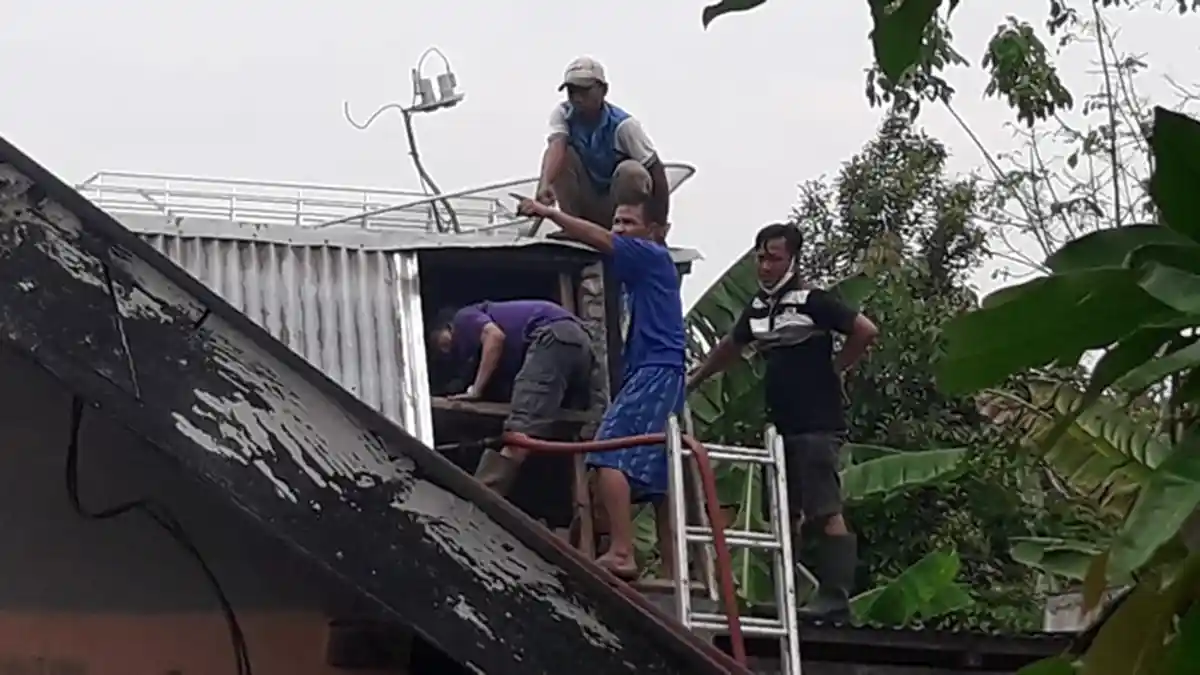 Aren Warga Lubuklinggau Teriak Minta Tolong Saat Api Sambar Dinding Rumahnya, Puing Kayu Berantakan