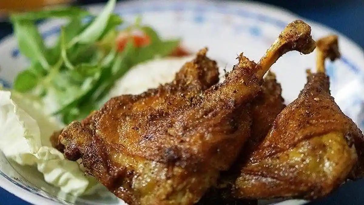 10 Tempat Makan Bebek Goreng Enak di Surabaya