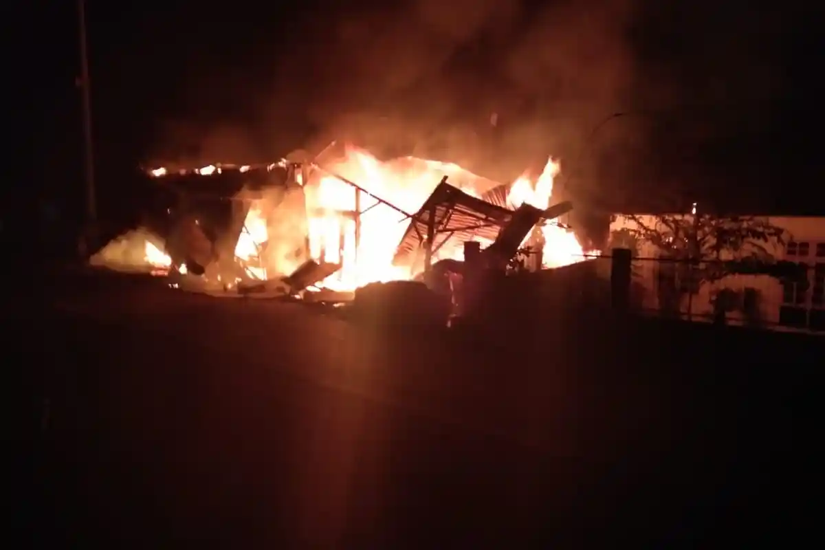 BREAKING NEWS:  Dua  Kios  di  Geliting - Sikka LudesDilalap Api ! Ini Pemicunya