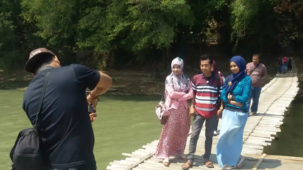 Jembatan Bambu Itu Kini Ramai Wisatawan