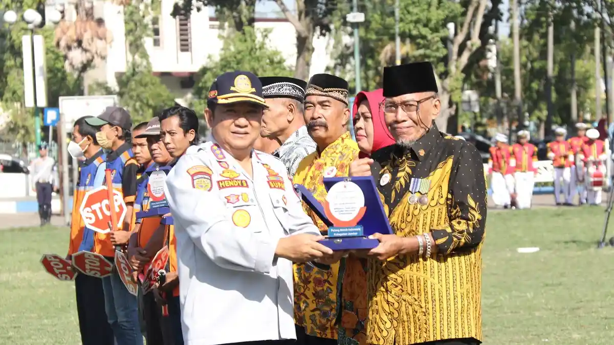 Peringati Hari Jadi PMI ke-77, Bupati Jember Beri Penghargaan kepada Pendonor Darah