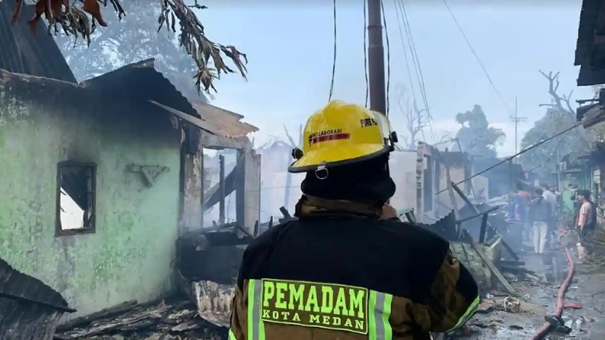 8 Rumah Ludes Terbakar di Asrama Eks Kowilhan TNI AD, Ada 11 Unit Mobil Pemadam yang Diturunkan