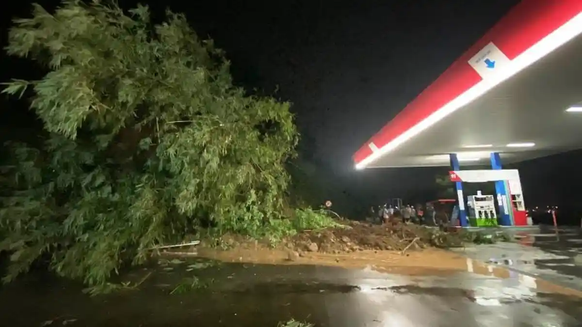 Update Tebing Longsor di Rest Area Tol Ungaran, Akses Pengisian Solar di SPBU Ditutup