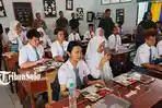 Siswa-SMA-Negeri-1-Ngemplak-mendapatkan-makan-bergizi-gratis-Senin-612025.jpg