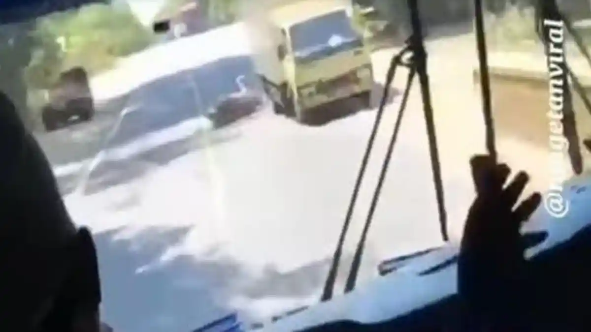 Video Detik-detik Bus Sugeng Rahayu Tabrak Sepeda Motor di Madiun, Penumpang Histeris Ucap Takbir