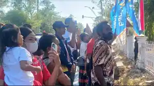 Warga-Kota-Kupang-Saksikan-Upacara-HUT-ke-79-Kemerdekaan-RI-dari-Luar-Pagar-Rujab-Gubernur-NTT.jpg