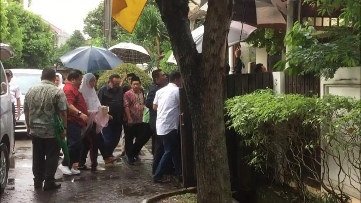 Temani Jenazah Ibunda, Mata Ayu Dewi Sembab