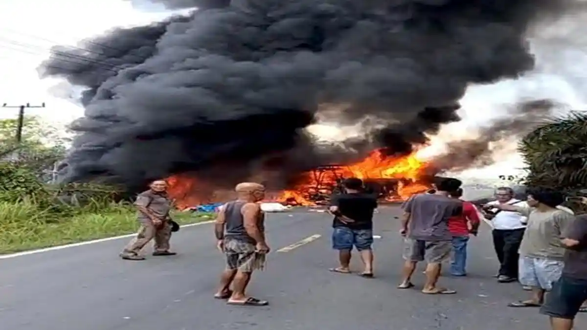 Breaking News : Bus ALS Kecelakaan di Muratara, Kondisinya Sampai Terbakar, Warga Panik