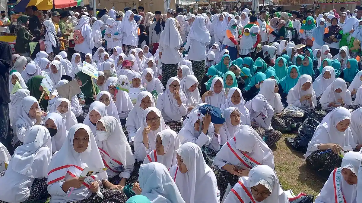 Ramaikan Jalan Sehat, Puluhan Ribu Santri Tumpah Ruah di Alun-alun Simpang Tujuh Kudus
