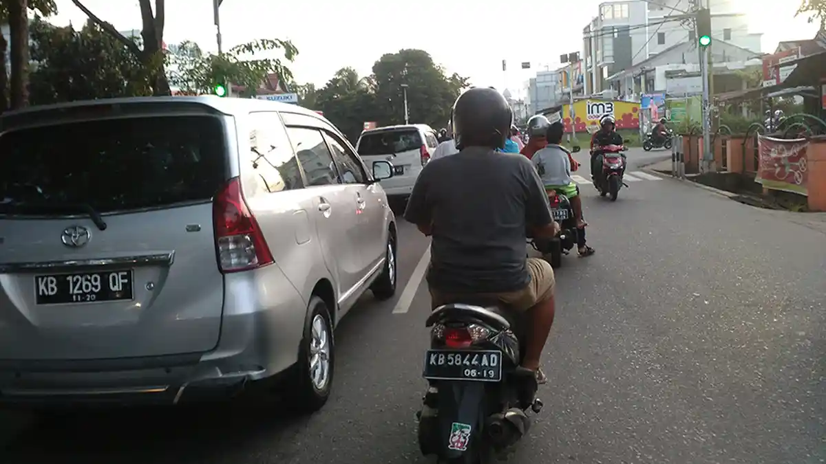 Pukul 17.35 WIB, Lalu Lintas Perempatan Jalan Alianyang Ramai Lancar