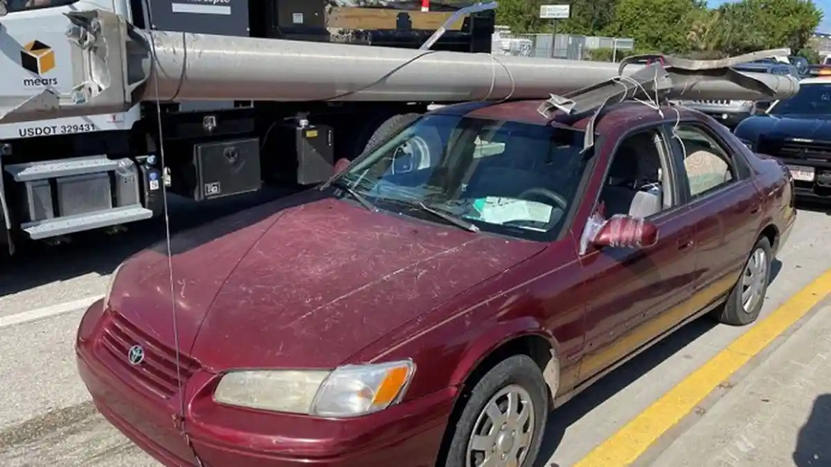 Seorang Pria Lansia Bawa Tiang Listrik di Atas Atap Mobil Untuk Dijual, Polisi Langsung Menangkapnya