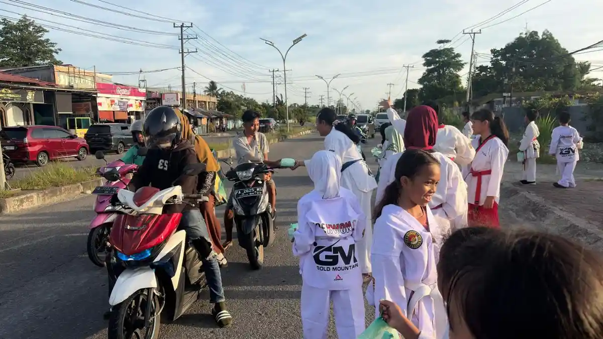 Atlet Dojang Gold Mountain Timika Warnai Ramadan Lewat Aksi Bagi Takjil Gratis