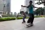 Bermain Skateboard di Trotoar Depan Hotel Mandarin