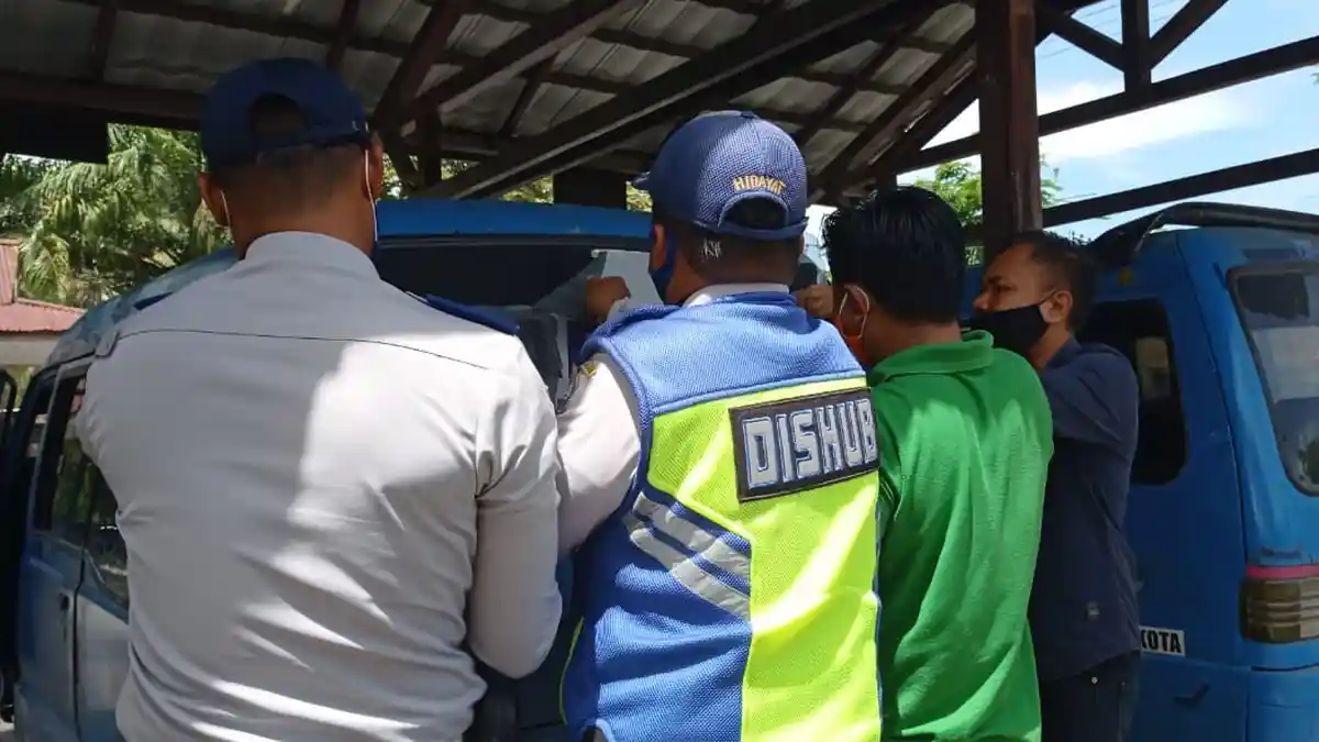 Stiker Paslon Gubernur Kaltara Terpasang di Angkot Ditertibkan, Tidak Ada Penolakan dari Sopir