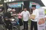 BAGI-TAKJIL-Kakanim-Pemalang-Ari-Widodo-saat-membagikan-takjil-di-de.jpg