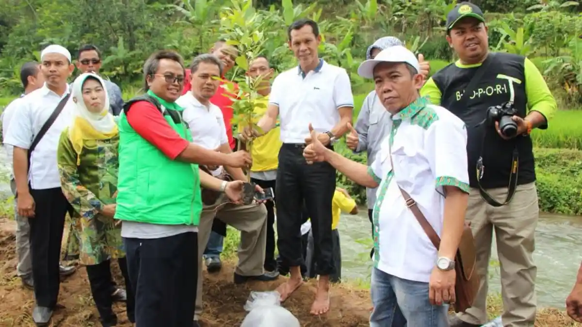 Jaro Ade Turun Tangan Bersihkan Sampah Cisadane