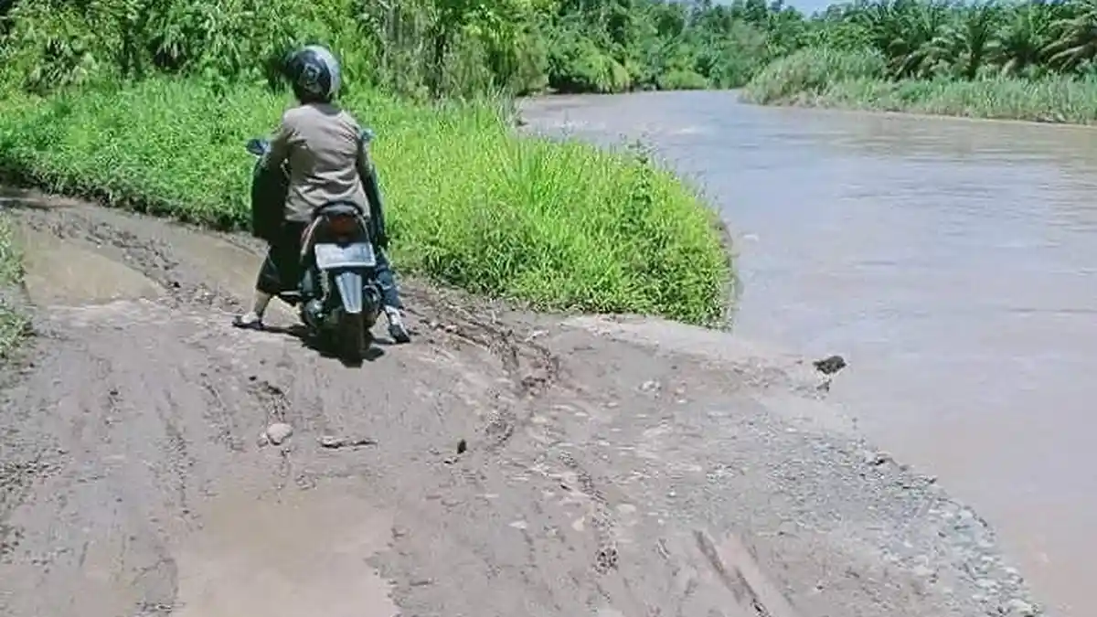 Sudah Setahun, Warga Desa Sugiwaras Empat Lawang Gunakan Jalan Alternatif