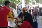 Warga Tangerang Antri Untuk Membeli Minyak Goreng