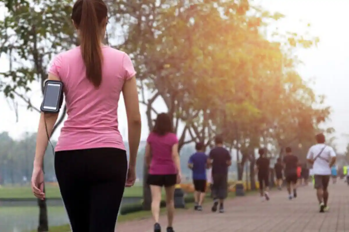 Mengenal Tren Fart Walk, Rasakan Manfaat Kentut Sambil Berjalan  