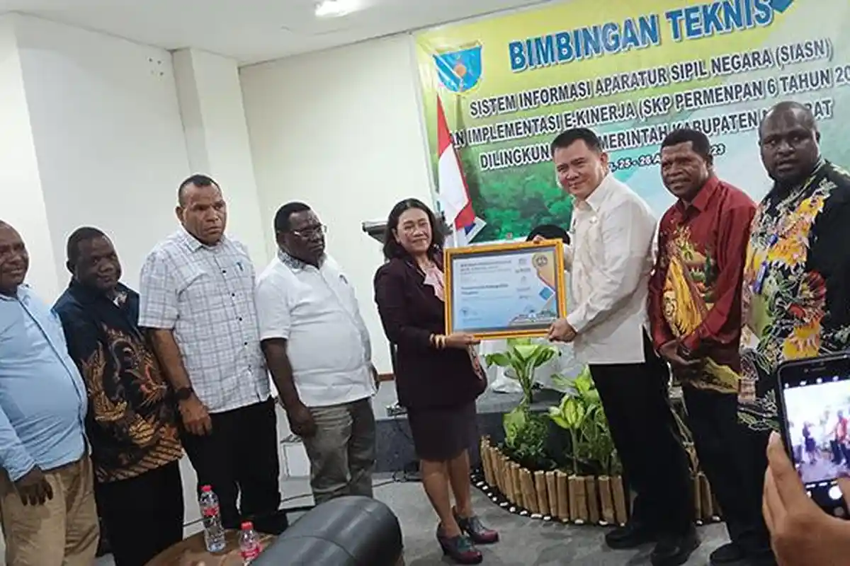 Manfaatkan Data ASN, Pemkab Maybrat Dapat Penghargaan BKN Award 2023