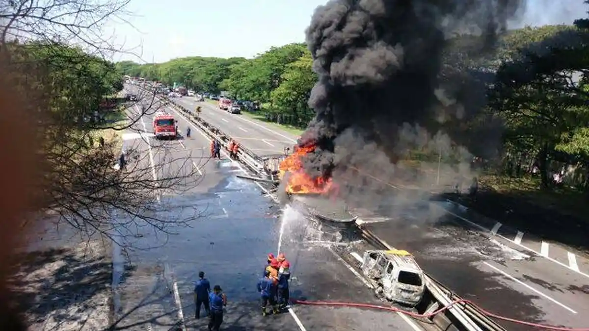 Avanza dan Truk Tangki Tabrakan dan Terbakar, Tol Sidoarjo Sempat Macet Panjang