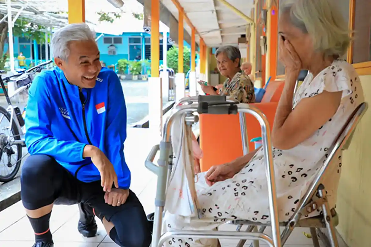 Beginilah Keseruan Saat Ganjar Pranowo Menemui Para Lansia di Panti Wreda !