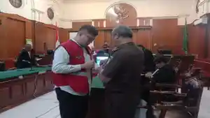 Ronald-Tannur-melepas-borgol-sebelum-duduk-di-kursi-pesakitan.jpg