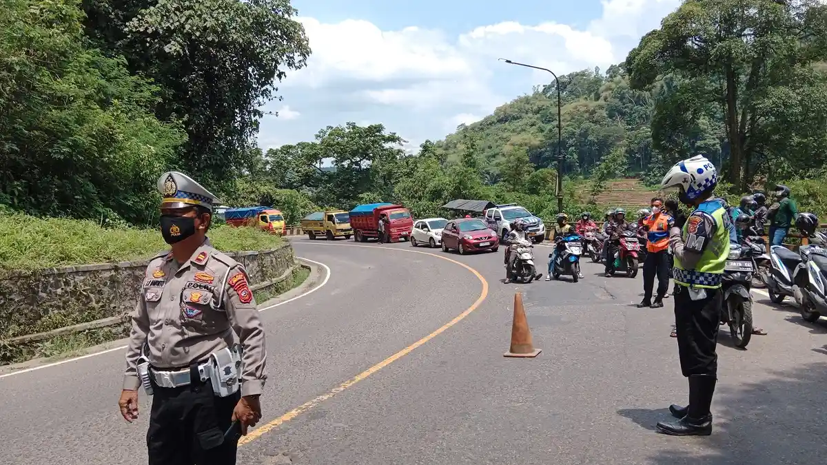 Mahkota Longsor Cadas Pangeran Sumedang Ditutup Terpal, Arus Lalu Lintas Dibuka-Tutup