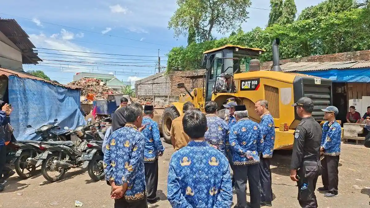 Tumpukan Sampah Menggunung di Pasar  Kemiri, Chandra Rahmansyah Minta TPS Segera Dikosongkan 