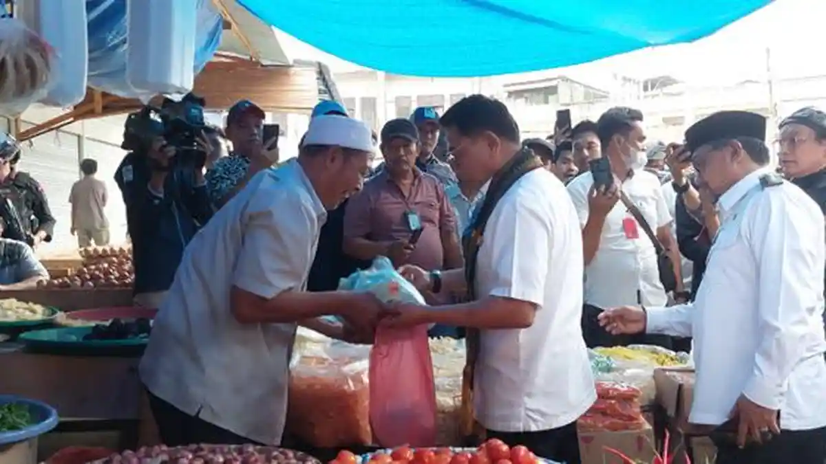 KSP Moeldoko Beli Terasi dan Keurupuk Mulieng Saat Tinjau Pasar Langsa