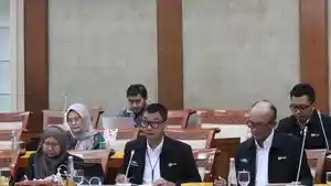 Direktur-Utama-PLN-menyampaikan-paparan-saat-rapat-dengar-pendapat.jpg