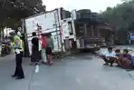truk-terguling-di-jalur-nasional-Babat-Lamongan-Jatim.jpg