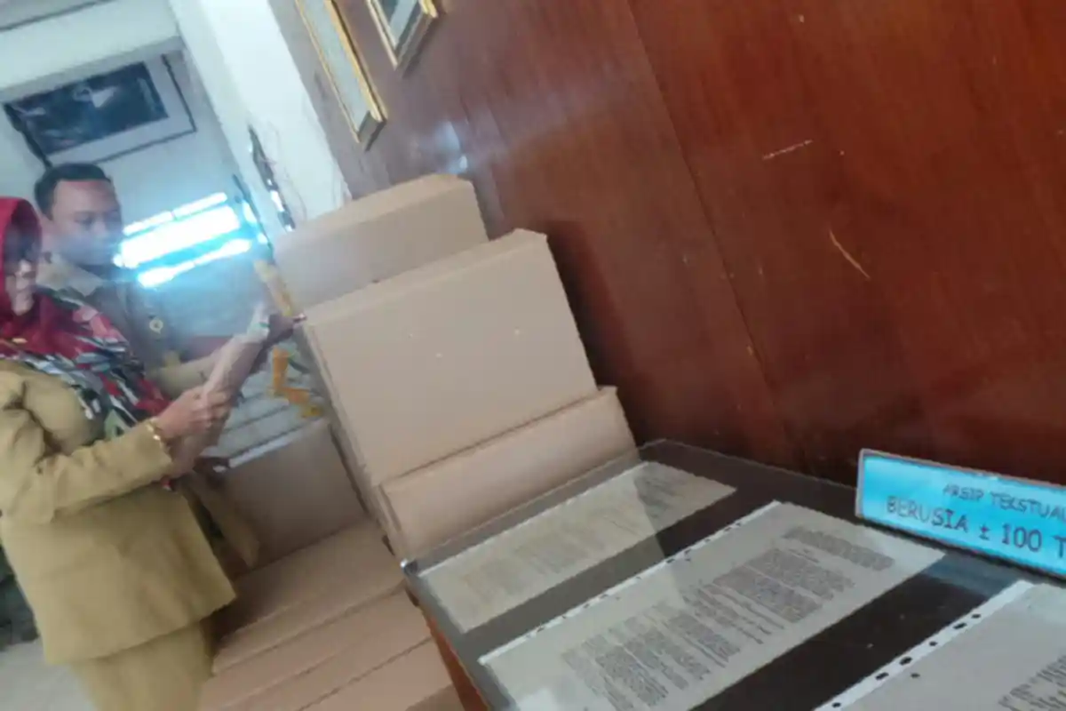 Ruangan Sesak, Arsip Umur 100 Tahun Disimpan di Lobi Kantor