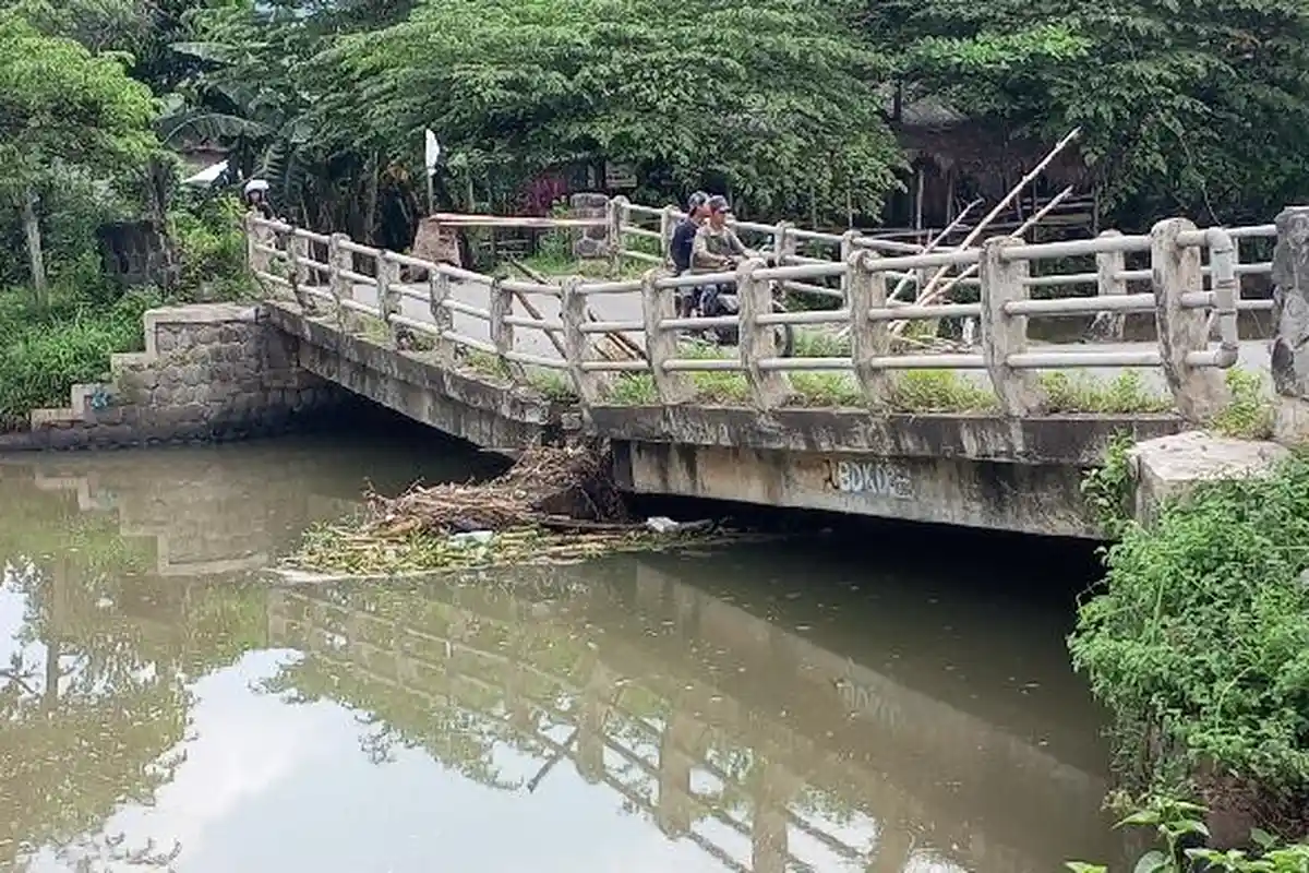Jembatan Junjung Tulungagung Nyaris Ambrol, Warga Abaikan Bahaya dan Masih Nekat Melintas