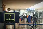 suasana-area-keberangkatan-di-terminal-1-bandara-juanda-terpantau-ramai.jpg