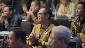Sekda-Kabupaten-Bogor-Ajat-Rochmat-Jatnika-baju-batik-kuning.jpg