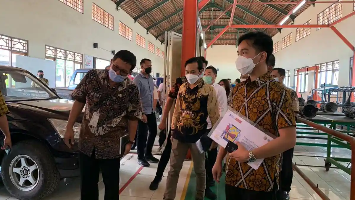 Ingat Mobil Esemka Rajawali yang Dikendarai Jokowi Dulu? Gibran Lihat Langsung di SMKN 2 Surakarta