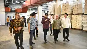 Wamenperin-Faisol-Riza-saat-berkunjung-ke-PT-Argha-Karya-Prima-Industry.jpg