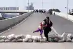 Warga Tutup Akses ke Flyover Ciroyom