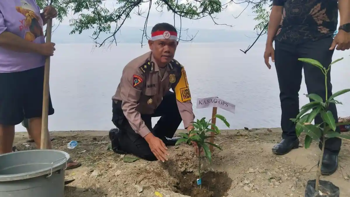 Polres Simalungun Tanam Pohon dan Tabur Bibit Ikan di Danau Toba, Meriahkan HUT Ke-78 Bhayangkara 