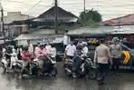 Turun ke Jalan,  Anggota Polres Tanahbumbu Bagikan Takjil ke Pengendara di Bundaran Kodeco