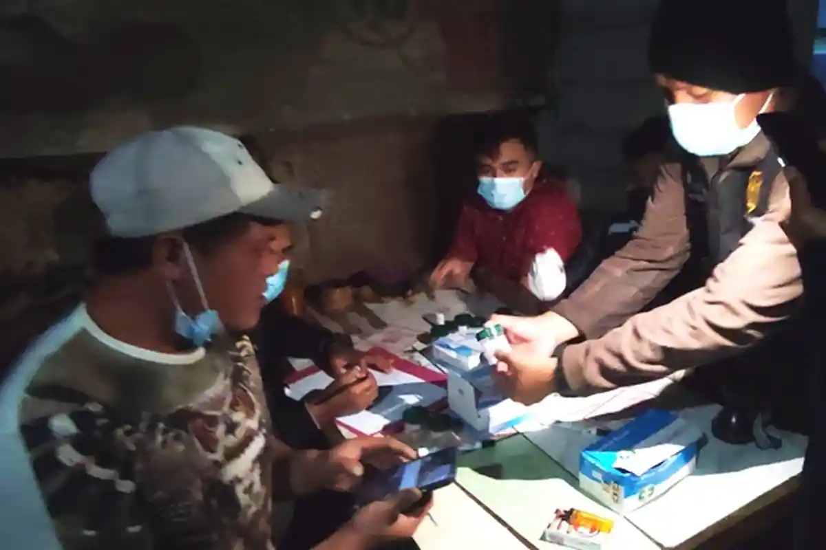 Petugas Polres Karo 'Obrak-abrik' Kampung Narkoba, 6 Orang Terbukti Positif