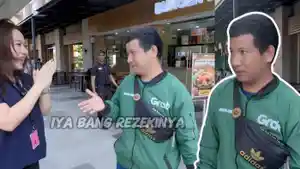 Senyum-syukur-Abang-ojol-saat-menerima-bantuan-rezeki-tak-terduga-dari-Jesica-Thamrin.jpg