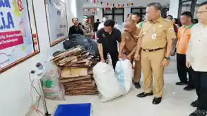 Wali-Kota-Jakarta-Timur-Munjirin-saat-meninjau-pemilahan-sampah-Bank-Sampah.jpg