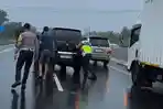 Aksi Sigap Kasat Lantas Polres Semarang Dorong Mobil Pemudik Mogok di Tol Ungaran Saat Hujan